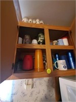 CABINET OF GLASSES / MUGS