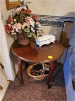 NICE QUEEN ANNE ROUND ACCENT TABLE AND CONTENTS