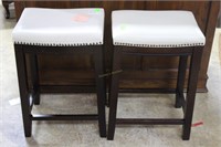 Pair of cream colored leather top bar stools 17”