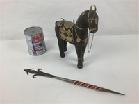 Statuette de cheval et épée miniature