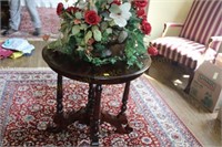 Round parlor table w/ artificial floral