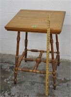 Vintage wood accent table  22x22.5x31