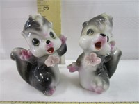 Japan S & P Shakers Skunks - Flower has a chip