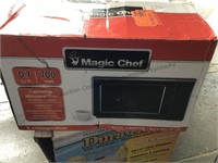 Magic Chef 0.7 cu. ft. Countertop microwave oven.