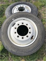 Pair of 22.5 rims with tires