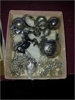 Group of misc vintage jewelry