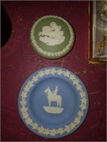 Pair of small wedgewood pieces