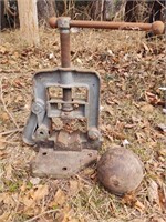 Reed No 2 pipe vise and round iron ball