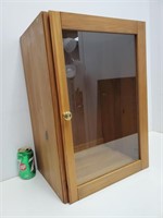 Vieille vitrine en bois