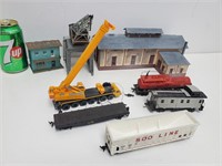 Lot de trains divers et de bâtiments miniatures