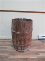 Wooden Barrel & Lid / Baril en bois avec couvercle