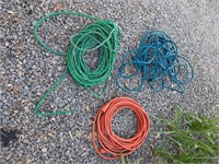 2 LARGE EXSTENSION CORDS AND ROPE