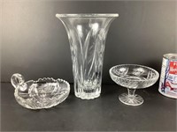 Bonbonnières et vase en verre gravé