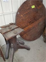 ROUND OAK TABLE W/ 3 BOARDS- NEEDS REPAIR