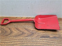 Vintage Solid Metl Red Sand Shovel 4inWx4 1/2inHx