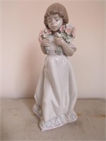 lladro girl w/ flowers figurine