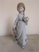 lladro girl w/flowers figurine