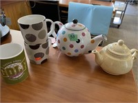 2 teapots & 3 mugs