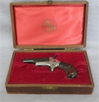 Pistol .22 Colt Short Derringer in wood box