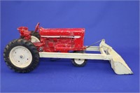 International Tractor narrow front w/loader 1/16