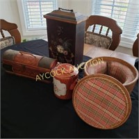 Decorative (oriental) wine boxes & tea pot