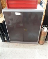 2221Metal cabinet with contents. Painting suits,