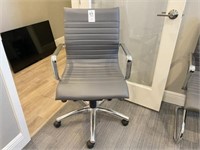 ROLLING OFFICE CHAIR