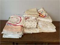 Lot of Nice Table Linens w/ Tablecloths, Runners +