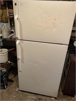 GE Refrigerator w Freezer on Top and Working