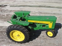 JD Toy Tractor w/3 pt (muffler missing)
