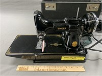 Singer Featherweight Sewing Machine in Case