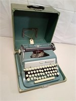 Vintage Underwood Typewritter W/ Case