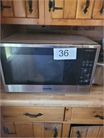 PANASONIC 1100W MICROWAVE OVEN (IT DOES WORK)