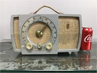 Vtg. Zenith tube radio - works