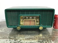 Vintage Sylvania Model No.518 radio