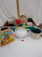 Whimiscal "Mugs"bath tub teapot, child's