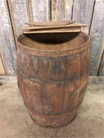 ANTIQUE WHISKEY BARREL IN FAIR COND