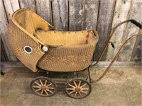 ANTIUE WICKER BABY BUGGY WITH WOODEN WHEELS