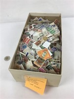 Boîte de milliers de timbres du monde "Off Paper"