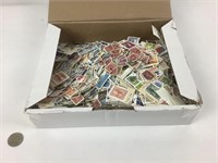 Boîte de milliers de timbres du Canada "Off Paper"