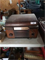 EARLY TABLE TOP RADIO/RECORD PLAYER VICTROLA