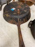 Cast iron skillet with legs