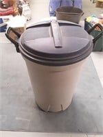 TRASH CAN WITH LID