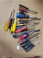 LARGE LOT OF SCREW DRIVERS