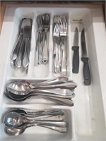Flatware in this drawer