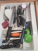 Kitchen Utensils in this drawer