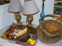 PAIR TABLE LAMPS, BASKETS, GTRAPEVINE WREATH,