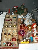 GROUP VINTAGE CHRISTMAS DÉCOR AND ORNAMENTS