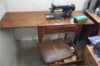 Singer Sewing Machine in Cabinet w/Bench