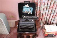 ROYAL TYPEWRITER QUIET DE LUXE WITH CASE